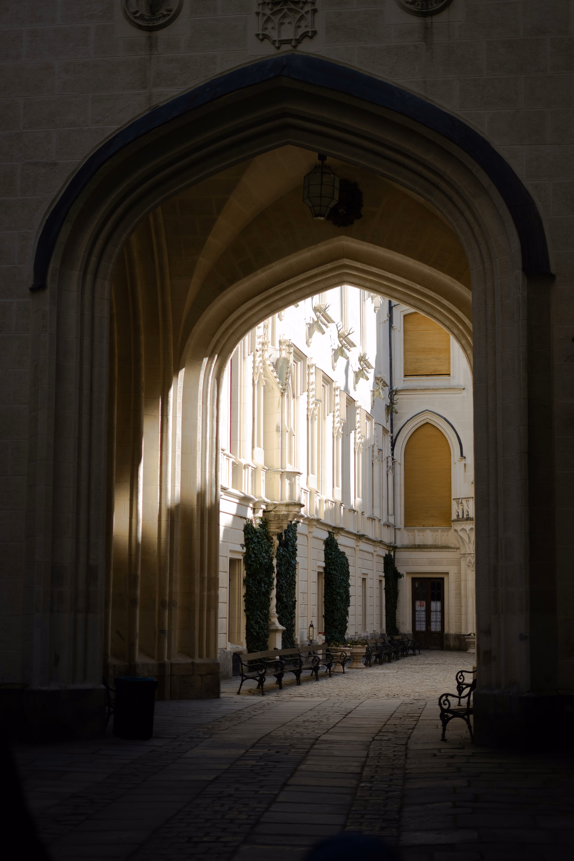Le porche de pierre s'ouvre sur la cour de la cérémonie. The stone archway opens onto the ceremony's courtyard.